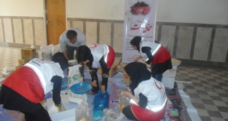 اهدای کمک های غیر نقدی هلال احمر اسلام آبادغرب به  افراد بی سرپرست 