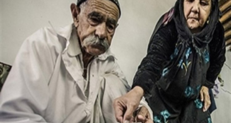 نفس سوخته یک روستا از بمب های آلمانی/ تکرار ترس کودکان زرده از پرواز لاشخورهای شیمیایی به ایران