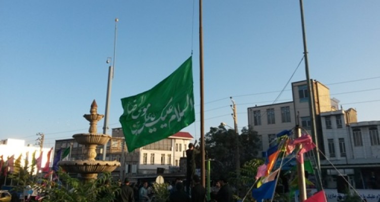 تصاویر/بر افراشته شدن پرچم ثامن الجج (ع) در میدان امام رضا اسلام آبادغرب