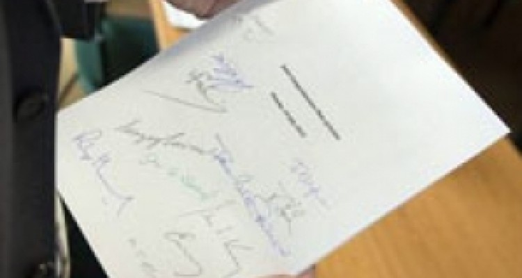 امضای اعضای تیم مذاکره کننده هسته ای جمهوری اسلامی ایران پای برجام! +عکس