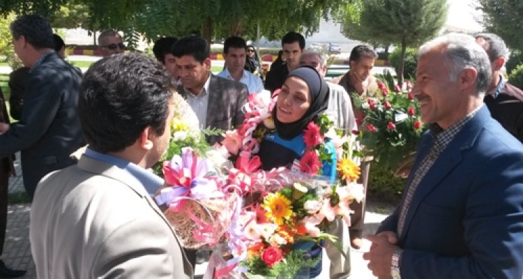 استقبال از سارا شیربیگی در اسلام آبادغرب/ خانم گل ملی پوش فوتسال ایران با دست پر به خانه برگشت +تصاویر