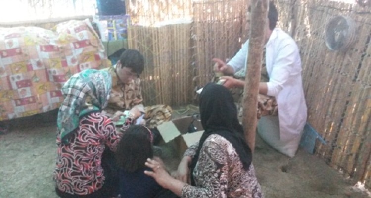 ارائه خدمات بهداشتی درمانی اکیپ های سیار تیپ 181 زرهی ارتش در اسلام آبادغرب به عشایر شهرستان