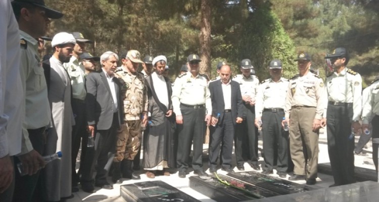 عطر افشانی و غبار روبی مزار شهدای اسلام آبادغرب +تصاویر