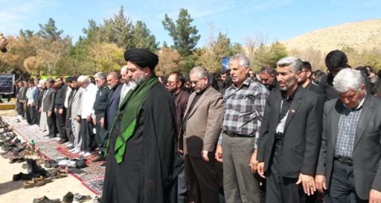 نماز ظهر عاشورا با حضور عزاداران حسینی در اسلام آبادغرب اقامه شد