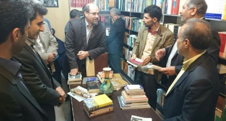 فرماندار و مسولین  اسلام آبادغرب با هدف ترویج فرهنگ مطالعه کتاب خریداری کردند