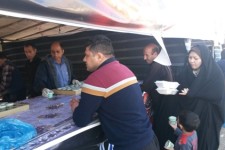 پذیرایی روزانه 15هزار نفر زوار اربعین در اسلام آبادغرب +تصاویر