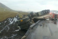 واژگونی تریلی عراقی حامل نفت  در اسلام آبادغرب +تصاویر