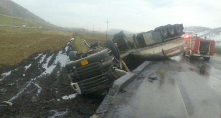 واژگونی تریلی عراقی حامل نفت  در اسلام آبادغرب +تصاویر