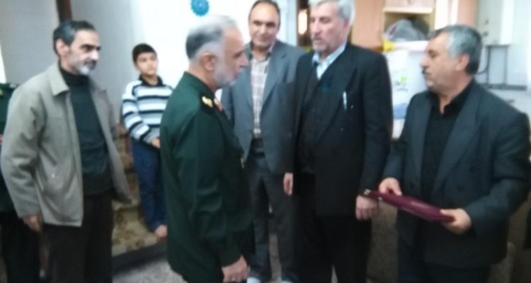 اهداء لوح تقدیر فرمانده کل سپاه پاسداران به خانواده شهید سرافراز "میثم فولادی" دراسلام آبادغرب+عکس