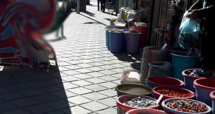 عملکرد متناقض شهرداری در برخورد با سد معبر و دستفروشان اسلام آبادغرب