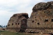 قلعه یزدگرد از جاذبه های تاریخی دالاهو وبا طبیعتی بکر پذیرای گردشگران است