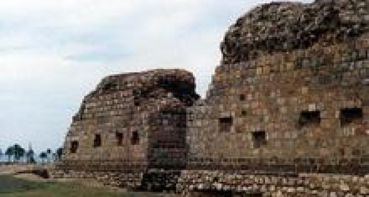 قلعه یزدگرد از جاذبه های تاریخی دالاهو وبا طبیعتی بکر پذیرای گردشگران است