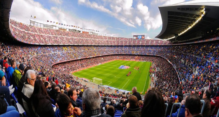 نمایش پرچم ایران در ورزشگاه نیوکمپ 