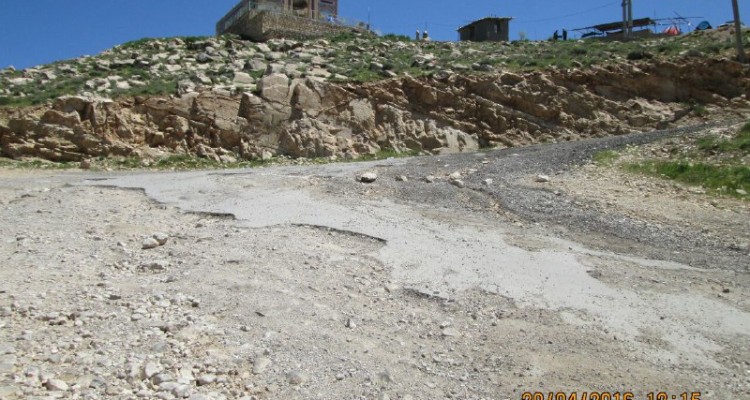 وضعیت اسفناک راه دسترسی امام زاده قاضی الکیا(ع)/مسئولین و خیرین برای رفع مشکلات امام زاده آستین بالا بزنند