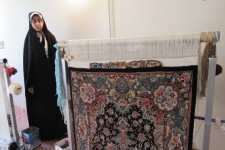 کارآفرینی در راستای اقتصاد مقاومتی/اجرای طرح قالیبافی توسط بسیجیان اسلام آبادغرب 