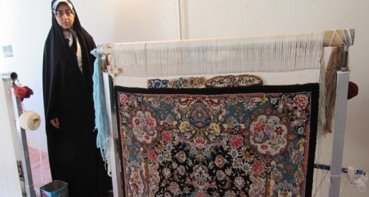 کارآفرینی در راستای اقتصاد مقاومتی/اجرای طرح قالیبافی توسط بسیجیان اسلام آبادغرب 