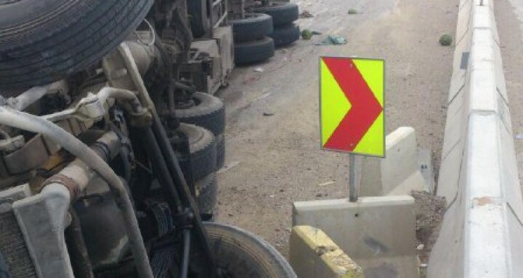 واژگونی تریلی در ورودی شهر دالاهو