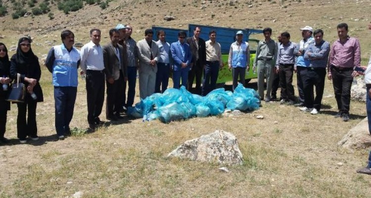 پاکسازی طبیعت زیبا و دیدنی تنگ صندوقه روستای شیخه در اسلام آبادغرب