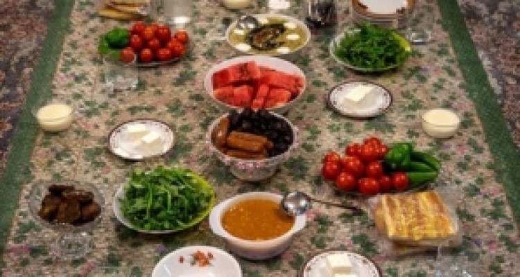 توصیه هایی پزشکی برای روزه داران/ از تقسیم بندی وعده های غذایی پس از افطار تا توجه به نوع خوراک مصرفی