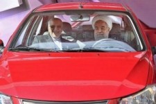 خودروی تدبیر و امیدی ها کِی برای کارگران می ایستد؟/ وقتی رئیس ستاد انتخاباتی روحانی درمانی برای صنعت ندارد