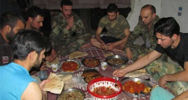 سفره افطار در فاصله چند متری دشمن + تصاویر