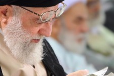 تصوير كمتر ديده شده رهبر انقلاب در هنگام قرآن‌ خواندن
