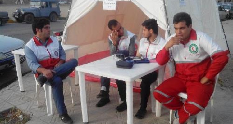 حضور امدادگران هلال احمر اسلام آبادغرب در نماز عید فطر/استقرار اکیپ های امدادی در مسیر تردد نماز گزاران