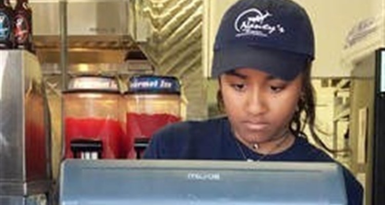 عکس/کار تابستانی دختر اوباما