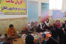 کاروان سلامت جمعیت هلال احمر اسلام آباد غرب در هفته دولت به روستای مومنایی رسید