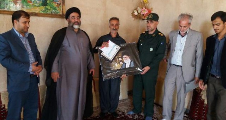  تصاویر/دیدار امام جمعه اسلام آبادغرب با خانواده شهیدان مرادی، پرندین و مهرپوشان