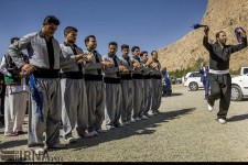 رقص و آواز در روز استقبال از مسافران شام/ بی حرمتی به شهدای مدافع حرم در مدیریت همایشی میراث فرهنگی