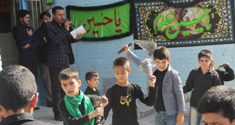 مراسم عزاداری دانش آموزان مدرسه ابتدایی مولانا اسلام آبادغرب+تصاویر
