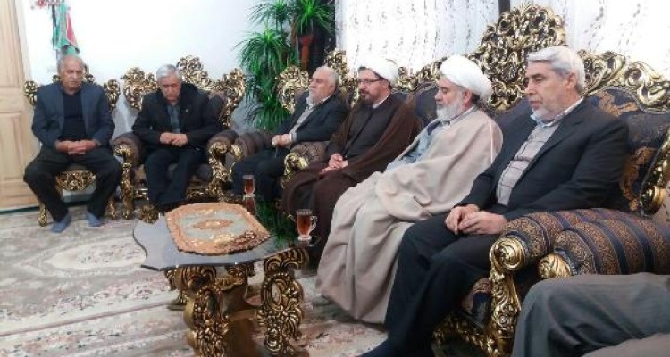 دیدار آیت الله نریمانی با خانواده شهید " مصیب قنبری" در اسلام آبادغرب+عکس