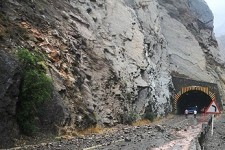  ریزش کوه در محدوده تونل اسلام آبادغرب- ایلام/ ترافیک روان و جاده باز است