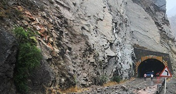  ریزش کوه در محدوده تونل اسلام آبادغرب- ایلام/ ترافیک روان و جاده باز است