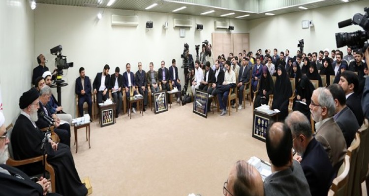 جوانان مؤمن و انقلابی را بسیار دوست دارم و از آنان پشتیبانی می کنم/از افراد متزلزل در راه دین و انقلاب باید حذر و پرهیز کرد/لزوم ثبات و ایستادگی در راه انقلاب و حرکت جهادی در مسیر آرمانها