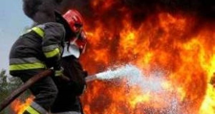 آتش سوزی خودرو پیکان در اسلام آبادغرب