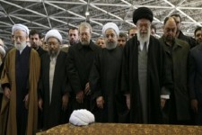 اقامه نماز بر پیکر آیت الله هاشمی به امامت رهبر معظم انقلاب/ به دلیل حضور جمعیت انبوه، خودروی حامل پیکر هاشمی با کندی حرکت می‌کند + تصاویر