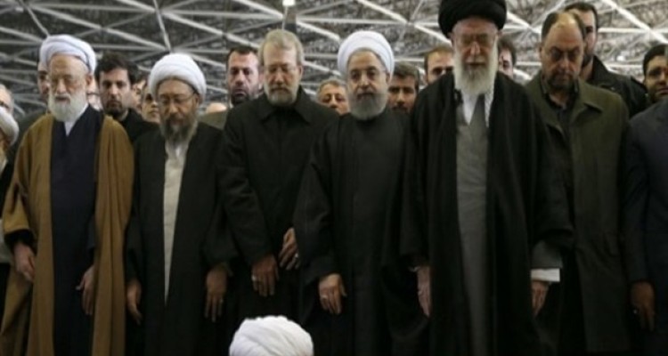 اقامه نماز بر پیکر آیت الله هاشمی به امامت رهبر معظم انقلاب/ به دلیل حضور جمعیت انبوه، خودروی حامل پیکر هاشمی با کندی حرکت می‌کند + تصاویر