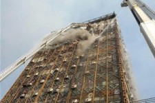 داستان عجیب آتش نشانی که با پریدن از طبقه یازدهم پلاسکو به داخل بالابر امداد زنده ماند / از مهار آتش طبقه دهم تا فروریختن + تصاویر