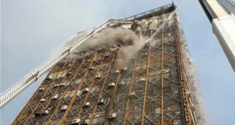 داستان عجیب آتش نشانی که با پریدن از طبقه یازدهم پلاسکو به داخل بالابر امداد زنده ماند / از مهار آتش طبقه دهم تا فروریختن + تصاویر