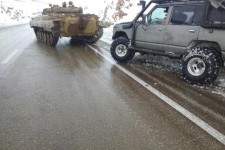 امدادرسانی نیروهای تیپ 181 زرهی ارتش در اسلام آبادغرب به گرفتار شدگان در برف و کولاک به روایت تصویر