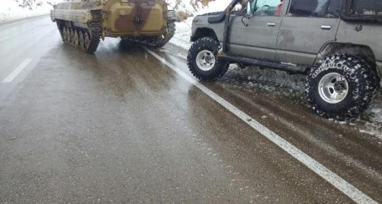 امدادرسانی نیروهای تیپ 181 زرهی ارتش در اسلام آبادغرب به گرفتار شدگان در برف و کولاک به روایت تصویر