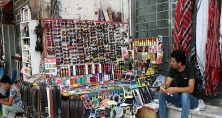 اجناس چینی در بساط سدمعبران/ دستفروشان: شهرداری از ما حق الاجاره می گیرد