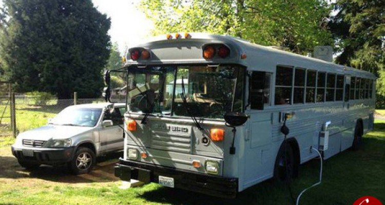 این خانواده در اتوبوس مدرسه زندگی می‌کنند!+عکس