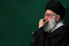 ذکر و تضرع رهبر انقلاب هنگام توسل به حضرت صاحب الزمان (عج) + فیلم 