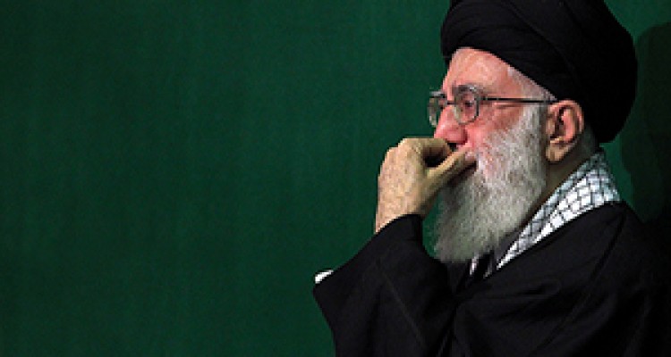 ذکر و تضرع رهبر انقلاب هنگام توسل به حضرت صاحب الزمان (عج) + فیلم 