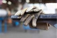 معیشت کارگران با حقوق 930 هزار تومانی هیچ تغییری نمی‌کند/ وزیر کار در عمل نشان دهد که قصد خدمت به قشر کارگر را دارد