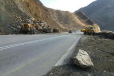 پاکسازی جاده اسلام آبادغرب به ایلام در مسیر ریزش کوه+عکس