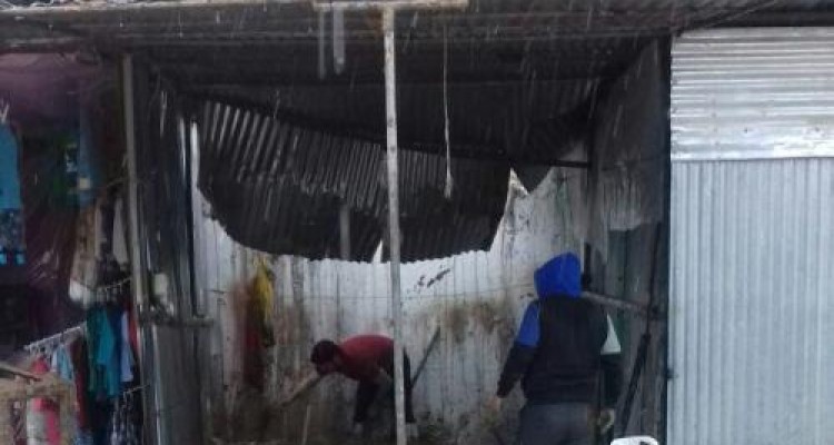 تخریب یک مغازه در پی ریزش تپه چقاگاوانه در اسلام آبادغرب+عکس